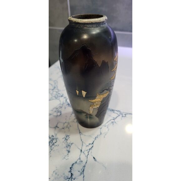 Black and Gold Vase With Asain Motif - Picture 6 of 13